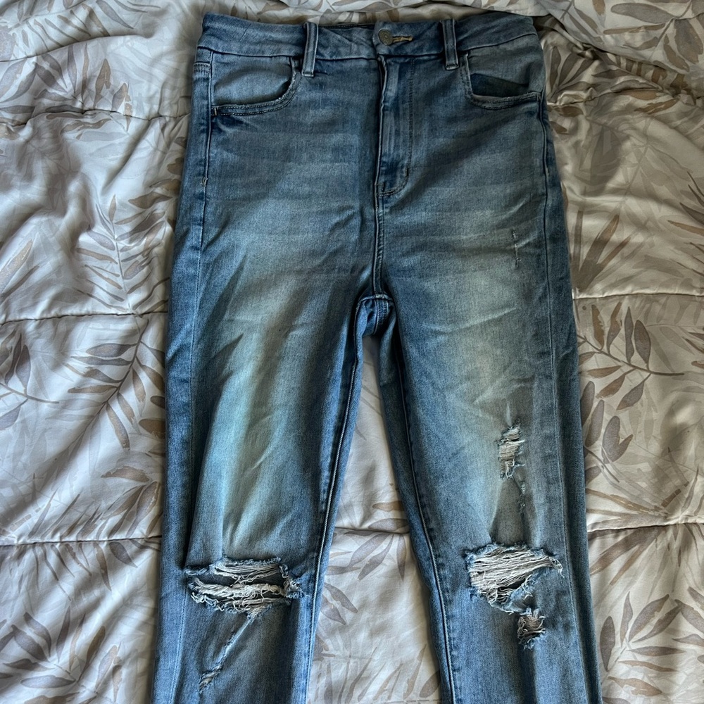 Hi there I’m selling these American eagle jeans